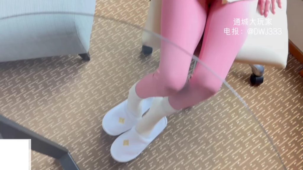 18X.真人视频-瑜伽裤女孩姿势超多-次元资源站